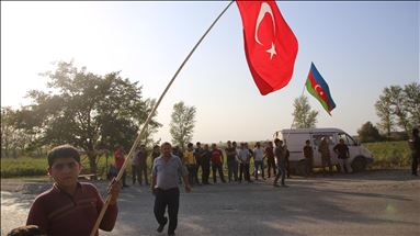 Azerbaycanlılar, Azerbaycan ve Türk bayraklarıyla askere destek verdi