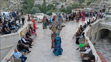 Moda tasarımcıları yeni kreasyonlarını Kapadokya'da tanıttı