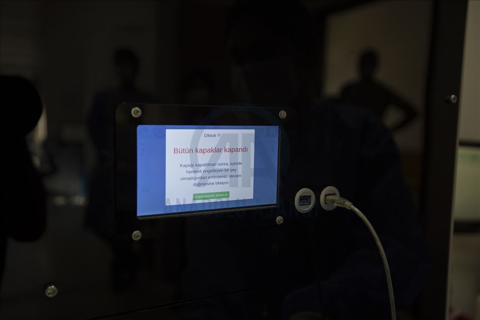 Kan alma biriminde görev yapan robot "Nesli" hastanedeki teması azaltıyor
