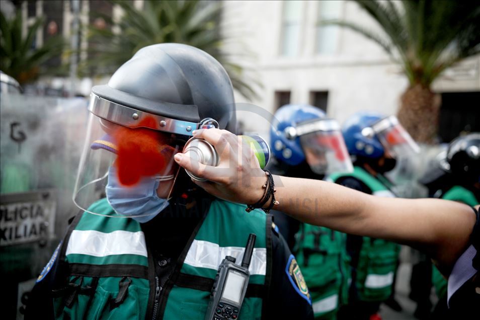 Meksika'da protestocular güvenlik güçleriyle çatıştı