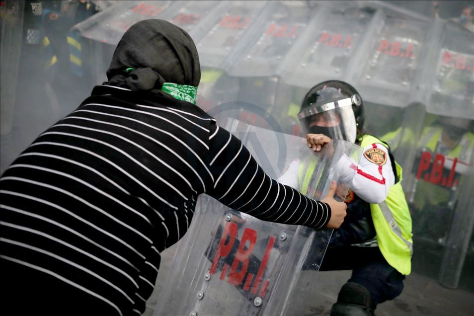Meksika'da protestocular güvenlik güçleriyle çatıştı
