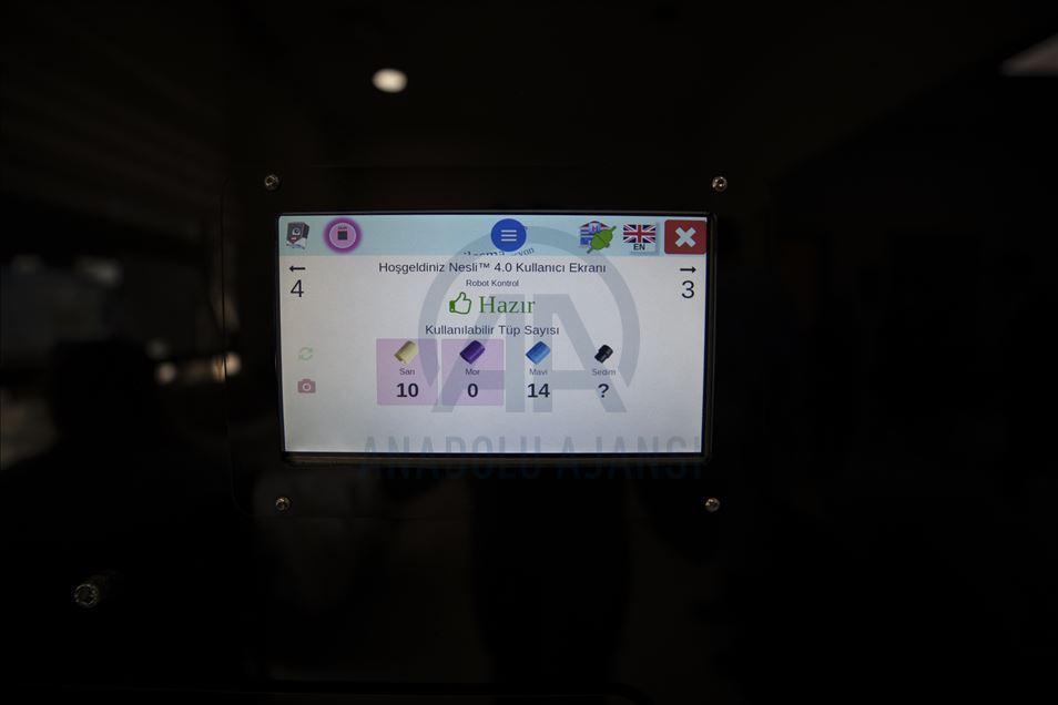 Kan alma biriminde görev yapan robot "Nesli" hastanedeki teması azaltıyor