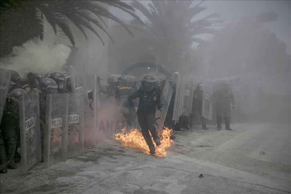 Meksika'da protestocular güvenlik güçleriyle çatıştı