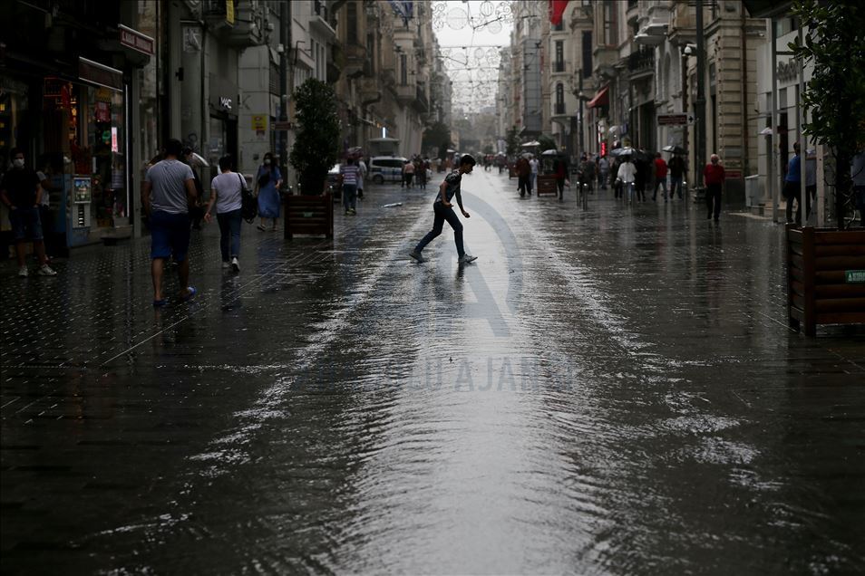Heavy rain hits in Istanbul