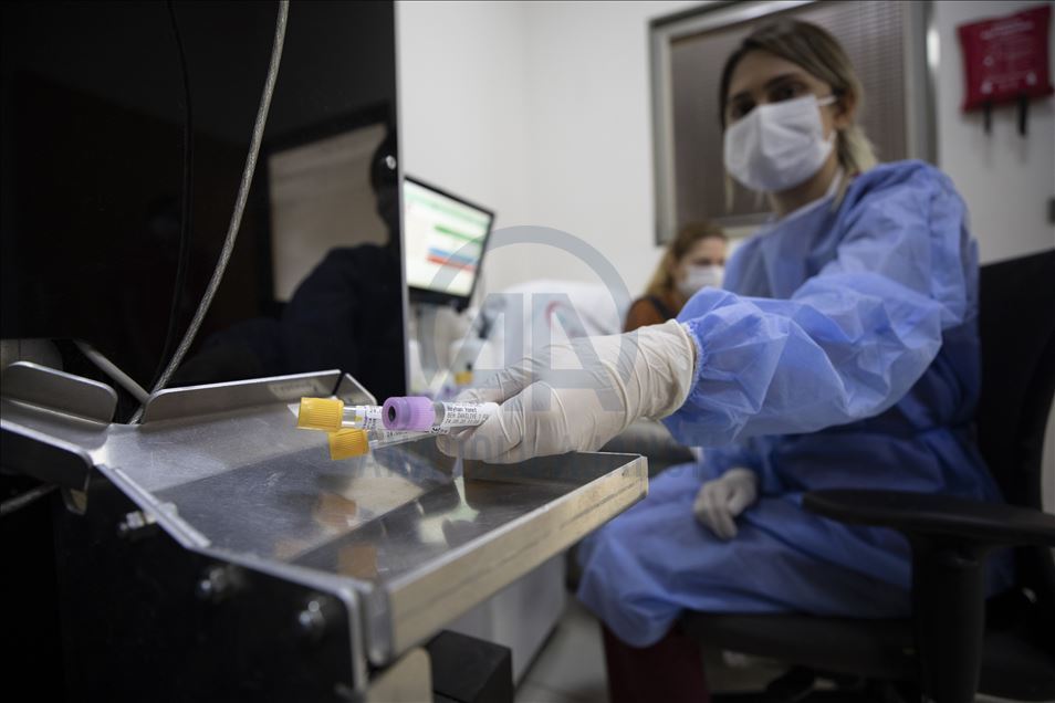 Kan alma biriminde görev yapan robot "Nesli" hastanedeki teması azaltıyor