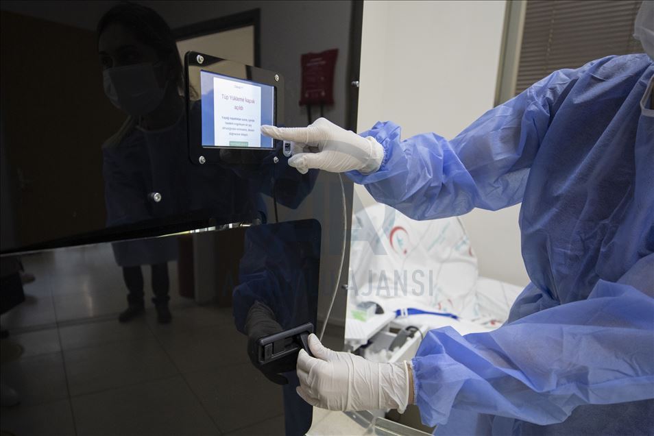 Kan alma biriminde görev yapan robot "Nesli" hastanedeki teması azaltıyor