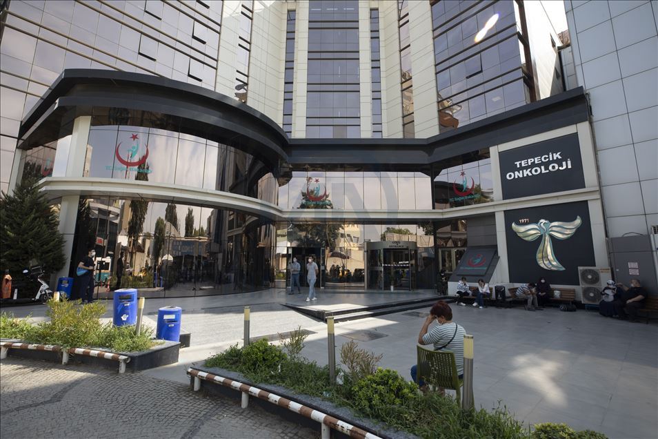 Kan alma biriminde görev yapan robot "Nesli" hastanedeki teması azaltıyor