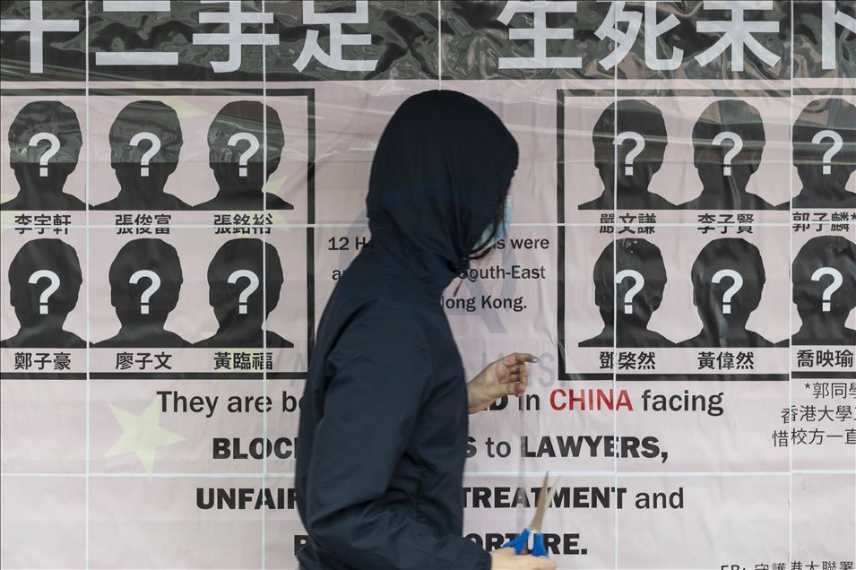 Estudiantes y activistas reconstruyen el muro de Lennon en el campus universitario, Hong Kong