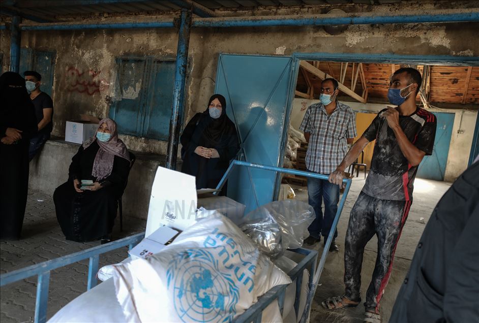 UNRWA, Gazze'de Kovid-19 nedeniyle ara verdiği yardım faaliyetlerini yeniden artırmaya başladı
