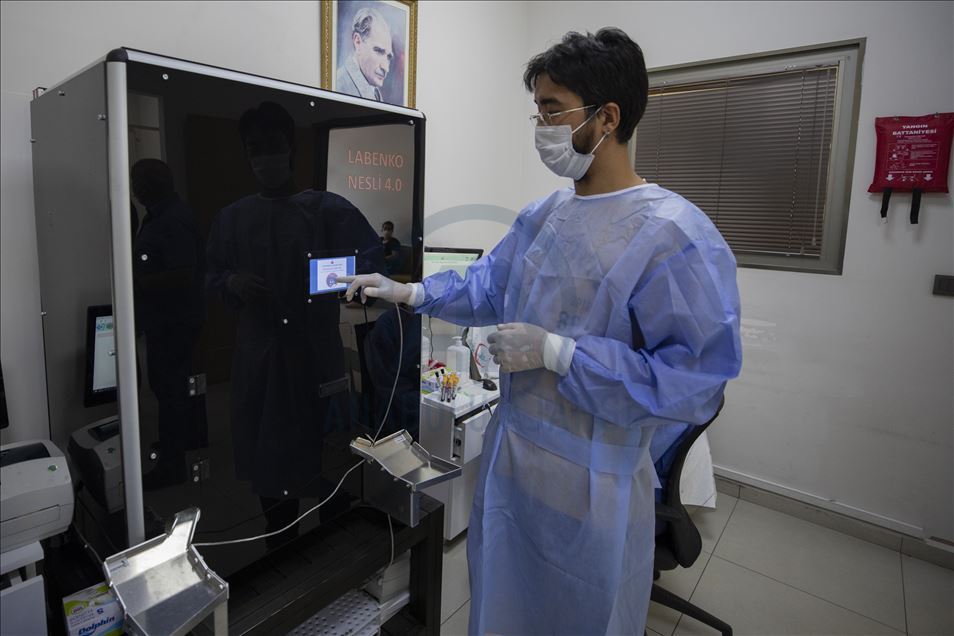 Kan alma biriminde görev yapan robot "Nesli" hastanedeki teması azaltıyor