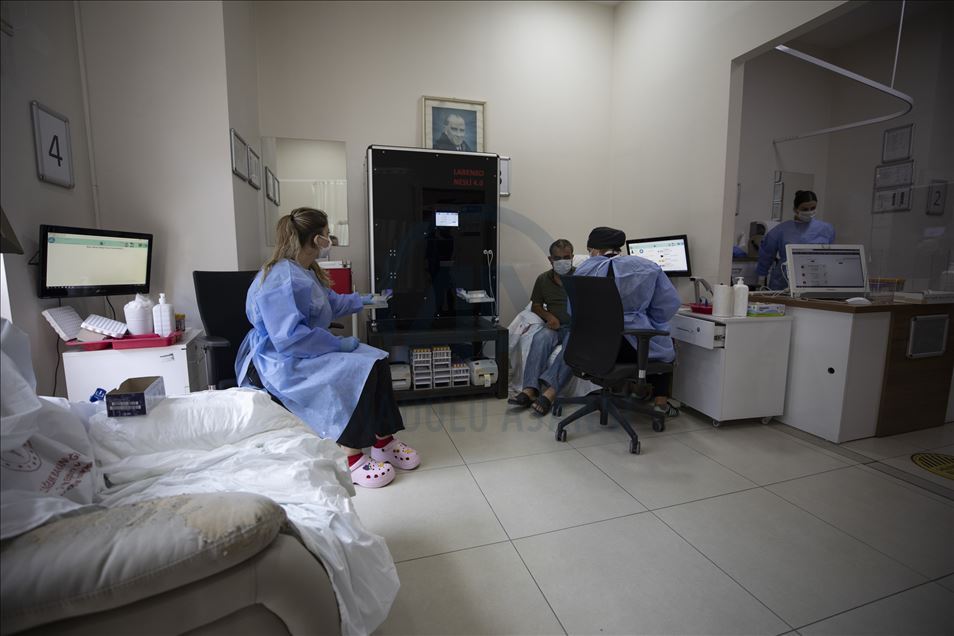 Kan alma biriminde görev yapan robot "Nesli" hastanedeki teması azaltıyor