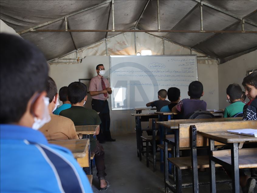 İdlib'de okullar Kovid-19 nedeniyle gecikmenin ardından açıldı