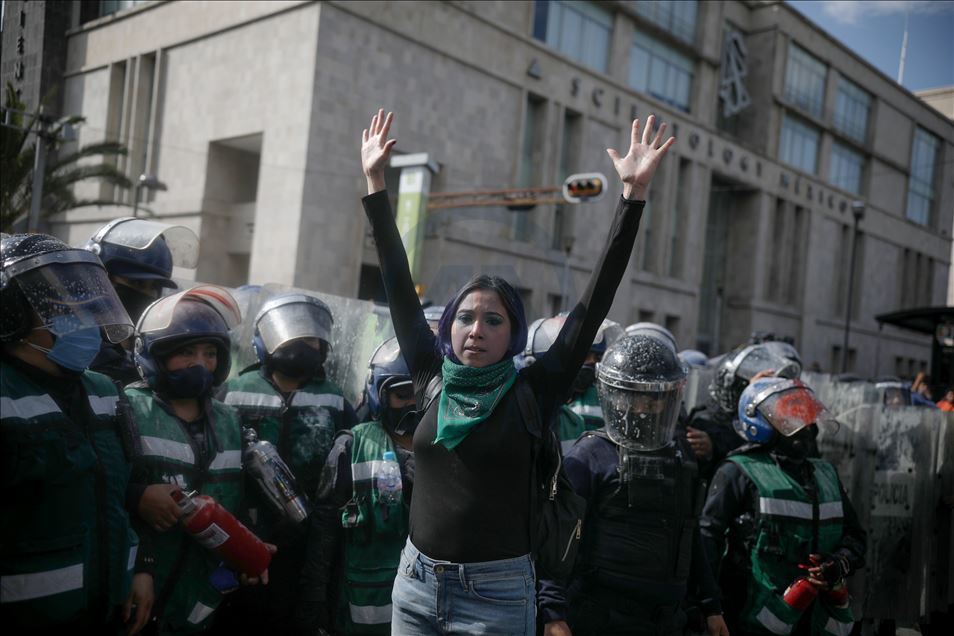 Meksika'da protestocular güvenlik güçleriyle çatıştı