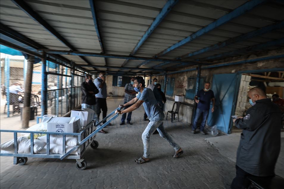 UNRWA, Gazze'de Kovid-19 nedeniyle ara verdiği yardım faaliyetlerini yeniden artırmaya başladı
