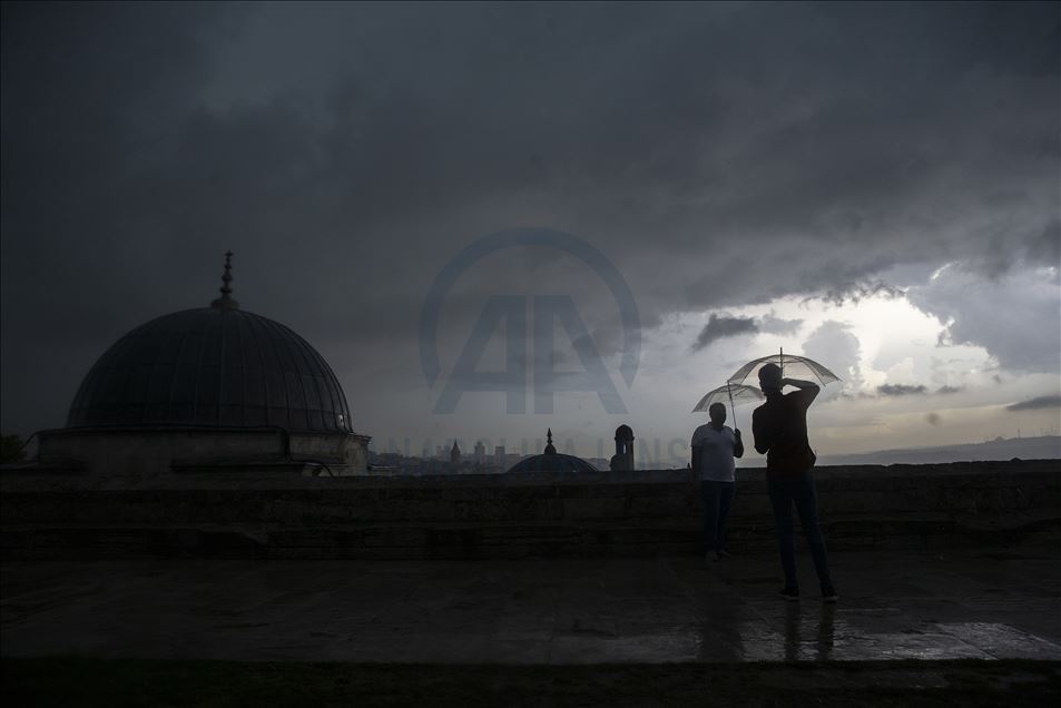 Heavy rain hits in Istanbul