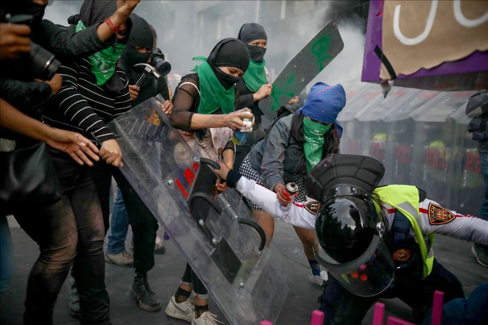 Meksika'da protestocular güvenlik güçleriyle çatıştı