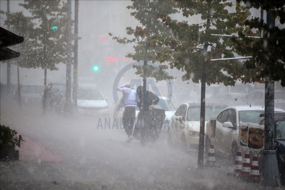 İstanbul'un bazı kesimlerinde sağanak etkili oldu