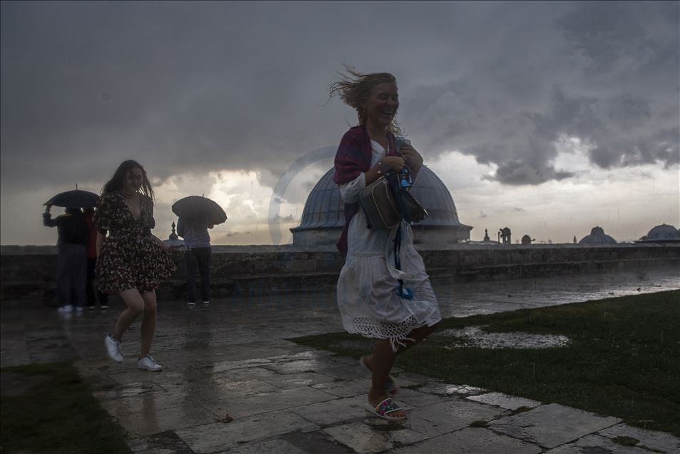 Heavy rain hits in Istanbul