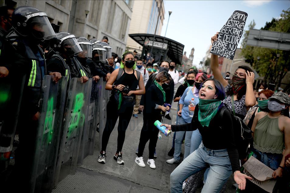 Meksika'da protestocular güvenlik güçleriyle çatıştı