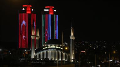 Kuleler Türk ve Azerbaycan bayrakları ile donatıldı