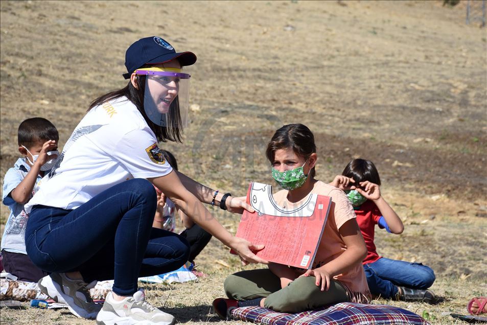 Çalıkuşu Tuğba, köylerde okuma atölyeleri kurarak öğrencilerin gönlüne dokunuyor