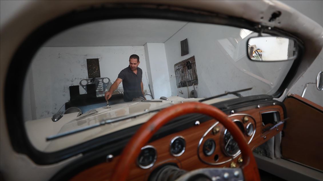 Filistinli genç, karantina günlerini, çocukluk hayali olan "klasik" otomobili yaparak değerlendirdi

