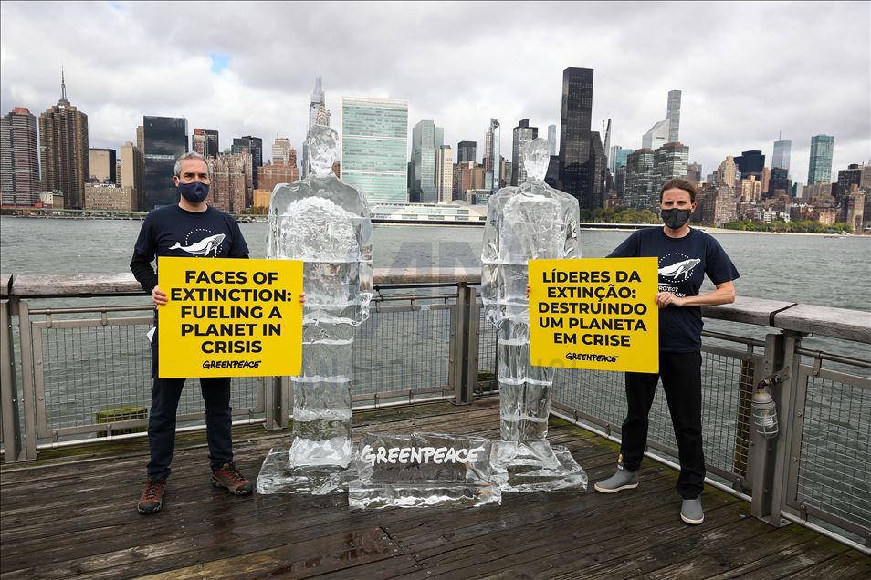 Greenpeace, New York'ta Trump ve Bolsonaro'nun buz heykellerini yerleştirdi