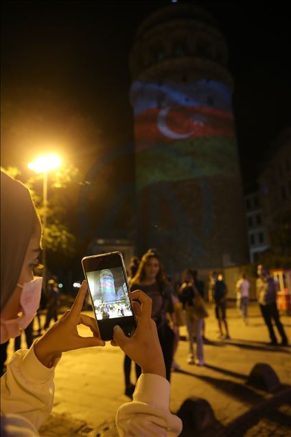 نورپردازی برج گالاتا استانبول به رنگ پرچم آذربایجان