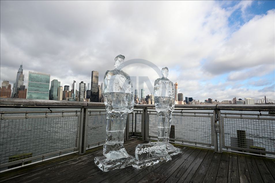Greenpeace, New York'ta Trump ve Bolsonaro'nun buz heykellerini yerleştirdi
