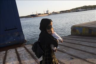 Grecia traslada a su territorio continental a refugiados procedentes de los campos ubicados en sus islas