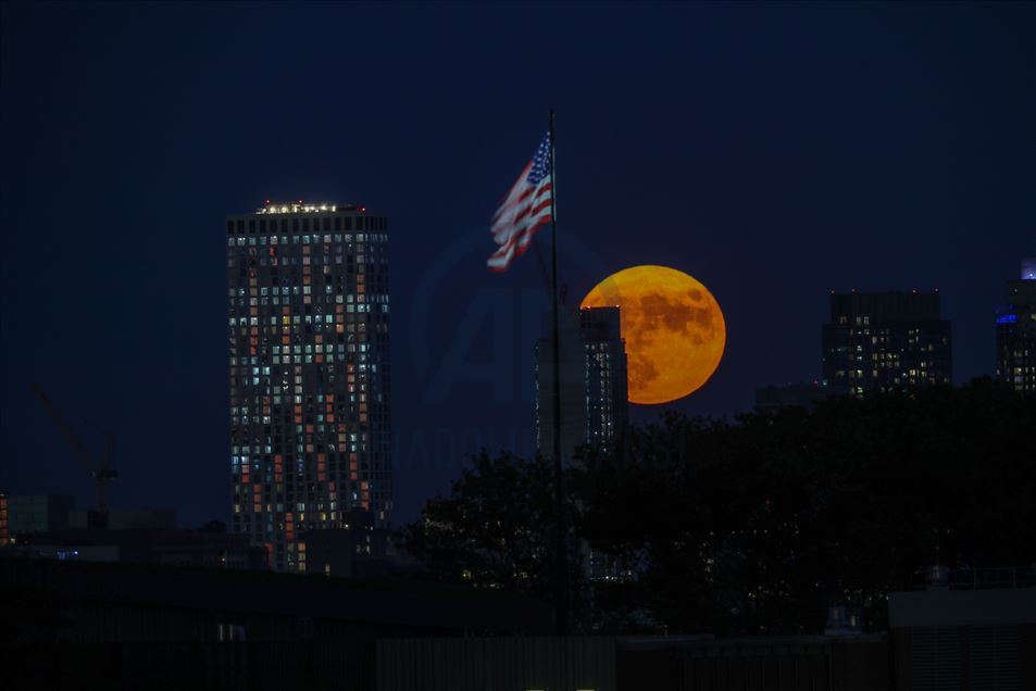 La luna llena se eleva sobre la Estatua de la Libertad en Nueva York