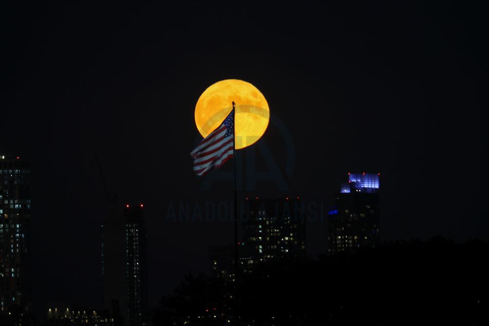La luna llena se eleva sobre la Estatua de la Libertad en Nueva York
