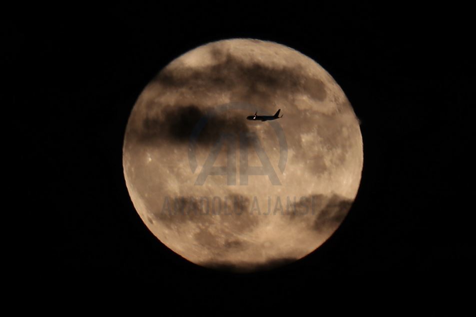 La luna llena se eleva sobre la Estatua de la Libertad en Nueva York