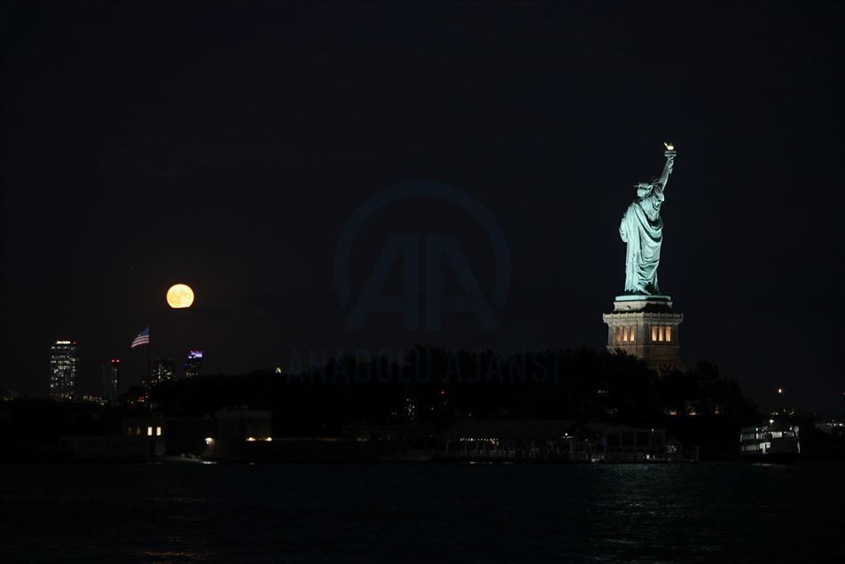 La luna llena se eleva sobre la Estatua de la Libertad en Nueva York