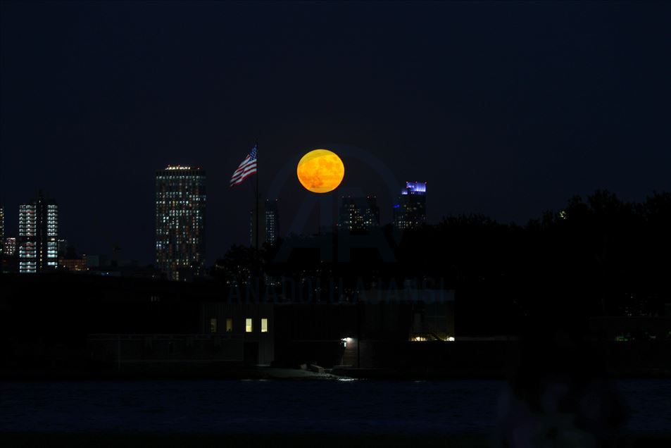 La luna llena se eleva sobre la Estatua de la Libertad en Nueva York
