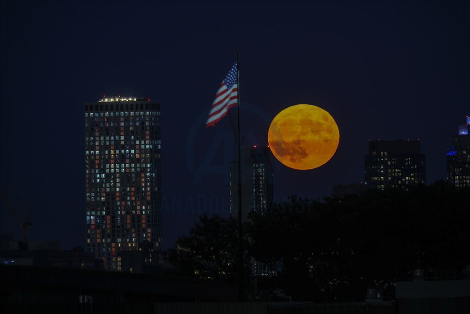La luna llena se eleva sobre la Estatua de la Libertad en Nueva York