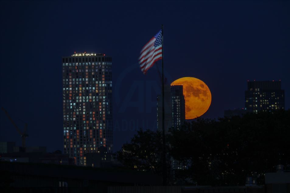 La luna llena se eleva sobre la Estatua de la Libertad en Nueva York