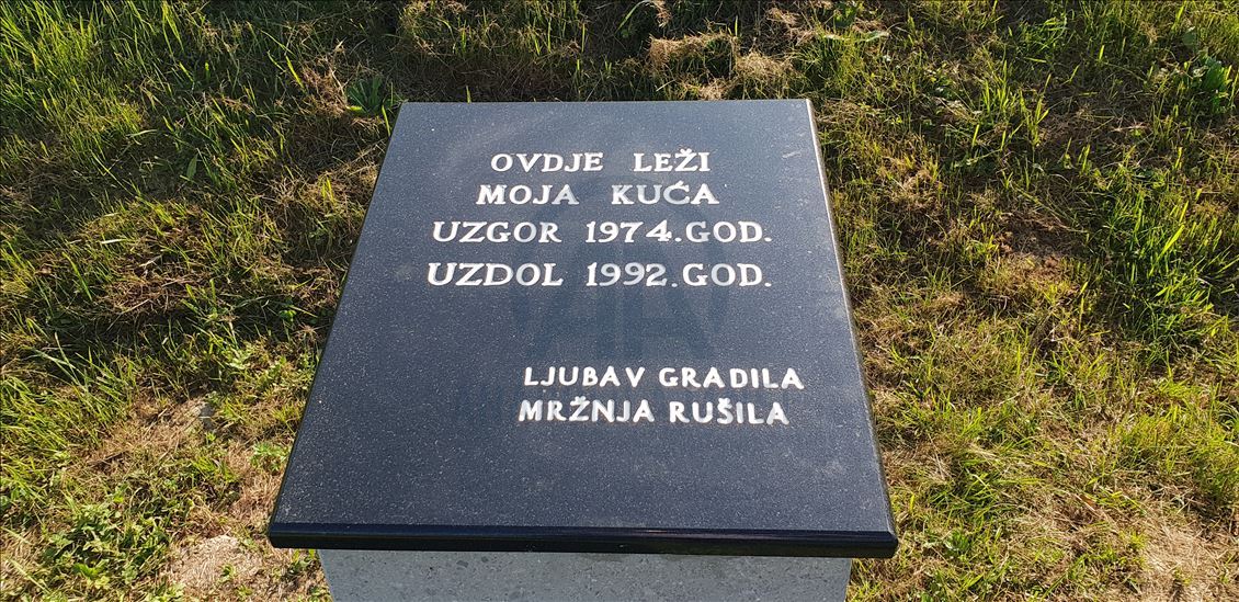 Bosnjë dhe Hercegovinë, i mbijetuari i luftës "varrosi shtëpinë" e shkatërruar nga serbët