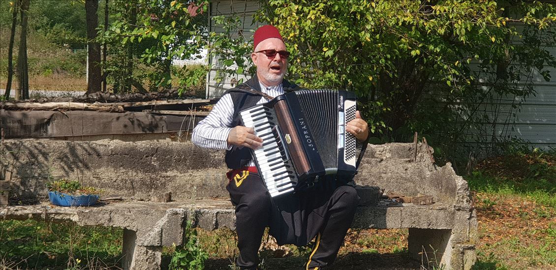 Bosnjë dhe Hercegovinë, i mbijetuari i luftës "varrosi shtëpinë" e shkatërruar nga serbët