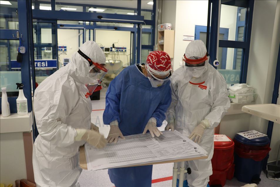 DOKTORLAR KOVİD-19'LA SAVAŞI ANLATIYOR - "Nefes alamama duygusu insanı yaşarken öldürüyor"