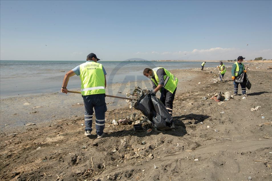 Van Gölü kıyıları ve Akköprü Deresi'nde 45 ton çöp toplandı
