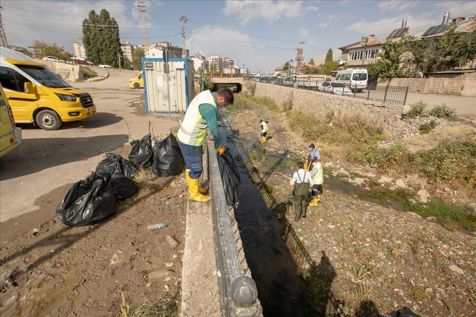 Van Gölü kıyıları ve Akköprü Deresi'nde 45 ton çöp toplandı