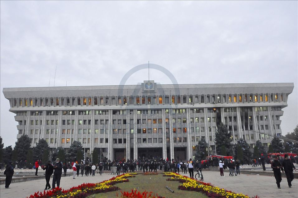 Kırgızistan Cumhurbaşkanlığı binasında çıkan yangın kontrol altına alındı