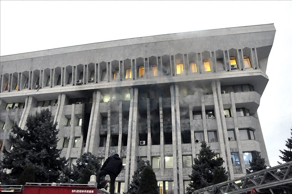 Kırgızistan Cumhurbaşkanlığı binasında çıkan yangın kontrol altına alındı