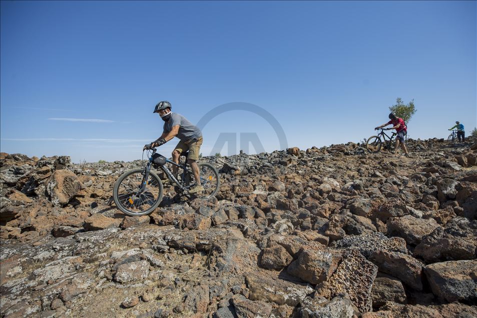 Pesepeda jelajah jalur lava di Diyarbakir