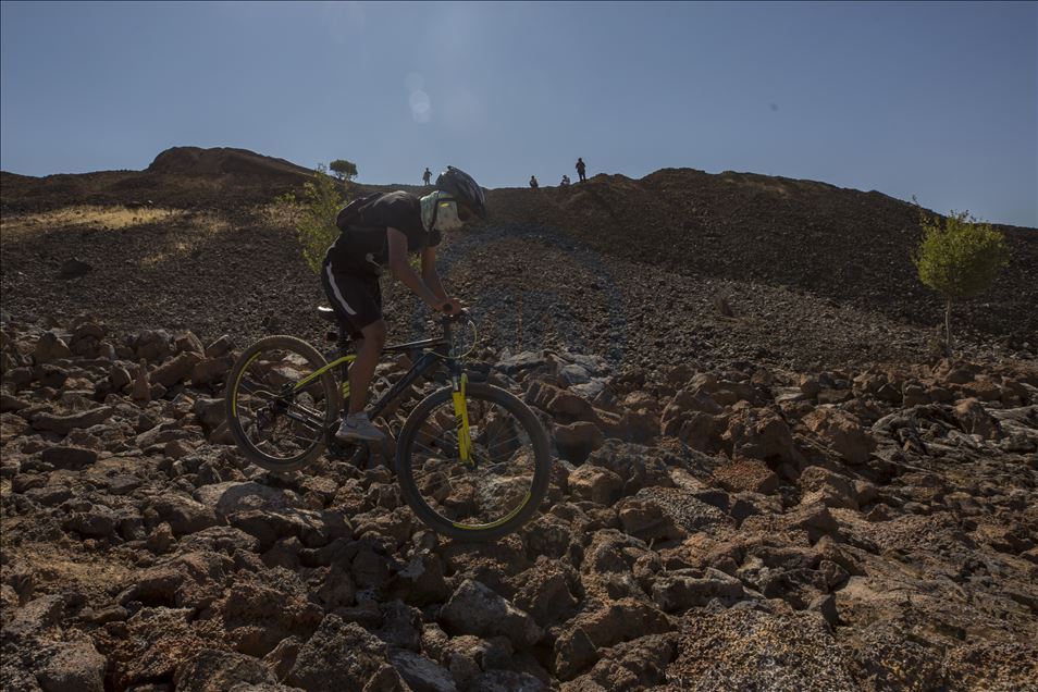 Pesepeda jelajah jalur lava di Diyarbakir
