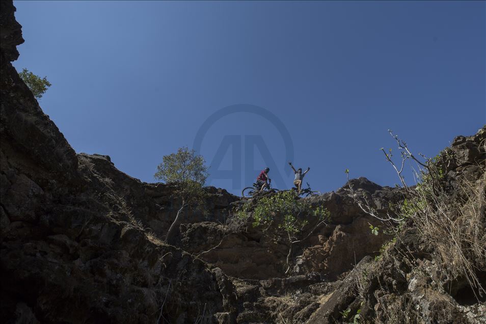 Pesepeda jelajah jalur lava di Diyarbakir