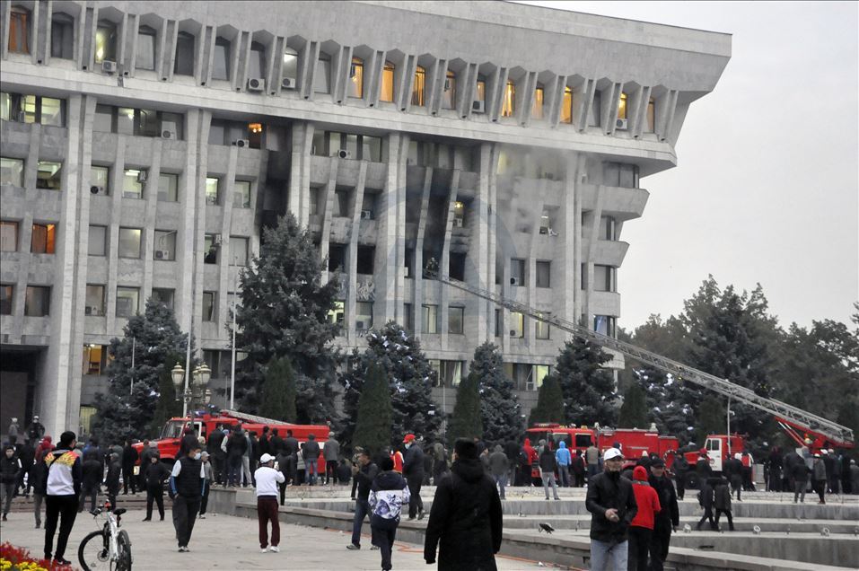 Kırgızistan Cumhurbaşkanlığı binasında çıkan yangın kontrol altına alındı