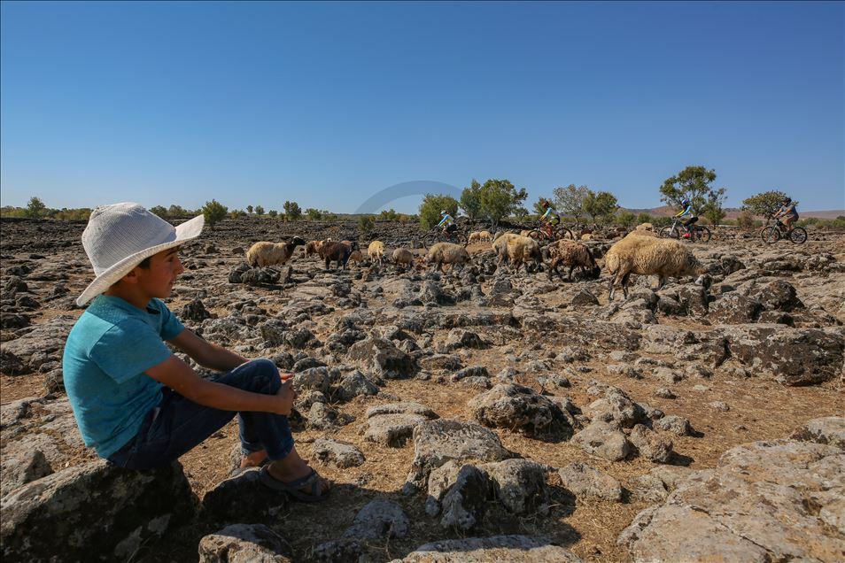 Pesepeda jelajah jalur lava di Diyarbakir