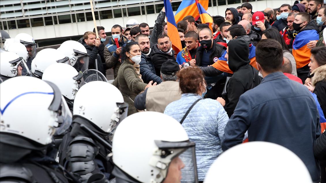 AB kurumları önünde gösteri yapan Ermenilere polis müdahale etti 